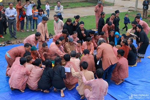 Cũng giống như nữ giới, nam giới đồng bào dân tộc này cũng có bộ trang phục riêng và không kém phầm độc đáo. Với bộ trang phục người phụ nữ màu chủ đạo là màu đen, thì nam phục người Ơ Đu là màu đỏ nhạt, màu chàm. Ảnh: Đình Tuân Bộ nam phục Ơ Đu được làm từ sợi tơ tằm gồm có quần và áo. Trong khi áo thường được may thêm 2 cái túi ở phía dưới thân áo. Còn quần không có khuy, cúc và dây chun mà dùng bằng sợi dây để cố định lại khi mặc. Ảnh Đình Tuân Trước kia do chưa có cúc nên 2 thân áo được may những sợi dây để buộc lại với nhau. Ảnh: Đình Tuân Cổ áo thường là cổ tròng. Ảnh: Đình Tuân Hiện nay, trang phục truyền thống ít được sử dụng rộng rãi trong cuộc sống thường ngày. Thế nhưng trong sự phát triển của thời trang hiện đại, không chỉ có trang phục mà nhiều nét văn hóa độc đáo của người dân tộc Ơ Đu cũng đã mai một khá nhiều. Ảnh: Đình Tuân Là 1 trong 5 dân tộc ít người nhất và cũng là dân tộc duy nhất có ở Tương Dương (Nghệ An), nên trong thời gian qua nhận được nhiều sự quan tâm đầu tư phục dựng kinh phí để bảo tồn, gìn giữ lại những nét văn hóa độc đáo của dân tộc Ơ Đu. Hy vọng với sự vào cuộc của cả cộng đồng sẽ giúp bản sắc văn hóa dân tộc Ơ Đu luôn trường tồn và phát triển. Ảnh: Đình Tuân Cũng giống như nữ giới, nam giới đồng bào dân tộc này cũng có bộ trang phục riêng và không kém phầm độc đáo. Với bộ trang phục người phụ nữ màu chủ đạo là màu đen, thì nam phục người Ơ Đu là màu đỏ nhạt, màu chàm. Ảnh: Đình Tuân Bộ nam phục Ơ Đu được làm từ sợi tơ tằm gồm có quần và áo. Trong khi áo thường được may thêm 2 cái túi ở phía dưới thân áo. Còn quần không có khuy, cúc và dây chun mà dùng bằng sợi dây để cố định lại khi mặc. Ảnh Đình Tuân Trước kia do chưa có cúc nên 2 thân áo được may những sợi dây để buộc lại với nhau. Ảnh: Đình Tuân Cổ áo thường là cổ tròng. Ảnh: Đình Tuân Hiện nay, trang phục truyền thống ít được sử dụng rộng rãi trong cuộc sống thường ngày. Thế nhưng trong sự phát triển của thời trang hiện đại, không chỉ có trang phục mà nhiều nét văn hóa độc đáo của người dân tộc Ơ Đu cũng đã mai một khá nhiều. Ảnh: Đình Tuân Là 1 trong 5 dân tộc ít người nhất và cũng là dân tộc duy nhất có ở Tương Dương (Nghệ An), nên trong thời gian qua nhận được nhiều sự quan tâm đầu tư phục dựng kinh phí để bảo tồn, gìn giữ lại những nét văn hóa độc đáo của dân tộc Ơ Đu. Hy vọng với sự vào cuộc của cả cộng đồng sẽ giúp bản sắc văn hóa dân tộc Ơ Đu luôn trường tồn và phát triển. Ảnh: Đình Tuân