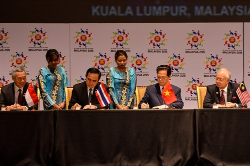 Thủ tướng Nguyễn Tấn Dũng (thứ 2, từ phải sang) cùng các nhà lãnh đạo ASEAN tham gia Lễ ký "Tuyên bố Kuala Lumpur" về thành lập Cộng đồng ASEAN và thông qua Tầm nhìn Cộng đồng ASEAN 2025 tại Kuala Lumpur, Malaysia ngày 22/11. Ảnh: THX/TTXVN Thủ tướng Nguyễn Tấn Dũng (thứ 2, từ phải sang) cùng các nhà lãnh đạo ASEAN tham gia Lễ ký "Tuyên bố Kuala Lumpur" về thành lập Cộng đồng ASEAN và thông qua Tầm nhìn Cộng đồng ASEAN 2025 tại Kuala Lumpur, Malaysia ngày 22/11. Ảnh: THX/TTXVN