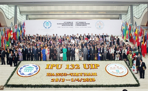 Các đại biểu dự Đại hội đồng Liên minh Nghị viện Thế giới lần thứ 132 (IPU-132) chụp ảnh chung. Ảnh: TTXVN Các đại biểu dự Đại hội đồng Liên minh Nghị viện Thế giới lần thứ 132 (IPU-132) chụp ảnh chung. Ảnh: TTXVN