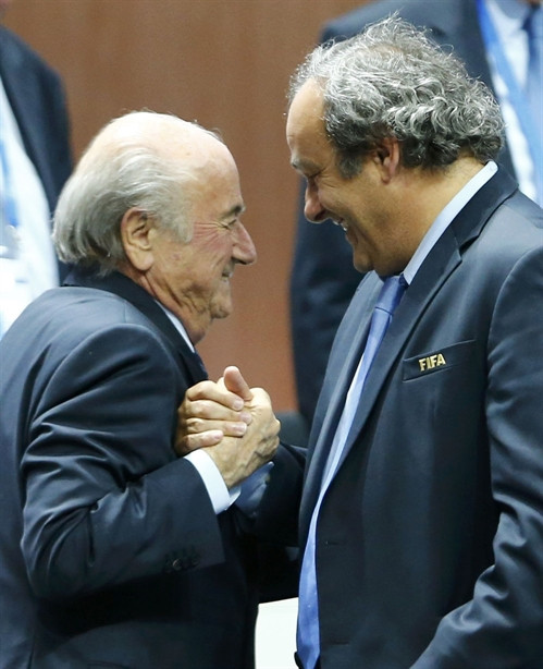 Ông Michel Platini (phải) chúc mừng ông Sepp Blatter (trái) tái đắc cử Chủ tịch FIFA tại cuộc họp ở Zurich, Thụy Sĩ ngày 29/5/2015. Ảnh: AFP/TTXVN Ông Michel Platini (phải) chúc mừng ông Sepp Blatter (trái) tái đắc cử Chủ tịch FIFA tại cuộc họp ở Zurich, Thụy Sĩ ngày 29/5/2015. Ảnh: AFP/TTXVN