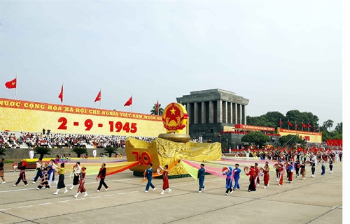 Lễ diễu binh diễu hành kỷ niệm 70 năm Cách mạng Tháng Tám và Quốc khánh (2/9/1945 - 2/9/2015). Ảnh: TTXVN Lễ diễu binh diễu hành kỷ niệm 70 năm Cách mạng Tháng Tám và Quốc khánh (2/9/1945 - 2/9/2015). Ảnh: TTXVN