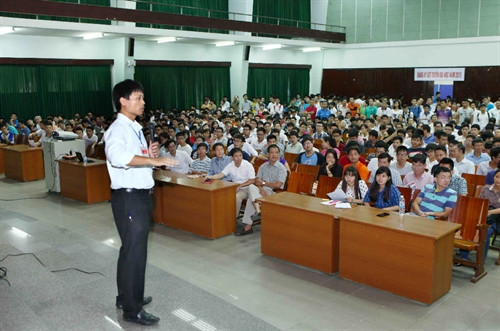 Trường Đại học Bách Khoa Hà Nội tổ chức tư vấn xét tuyển sinh đại học, cao đẳng năm 2015 cho thí sinh. Ảnh: TTXVN Trường Đại học Bách Khoa Hà Nội tổ chức tư vấn xét tuyển sinh đại học, cao đẳng năm 2015 cho thí sinh. Ảnh: TTXVN