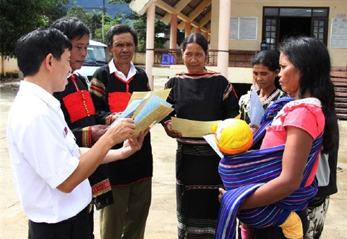 Cán bộ Sở Tư pháp tỉnh Đắk Lắk hướng dẫn người dân xã Cư Pui, huyện Krông Bông tìm hiểu các văn bản pháp lý. Ảnh: TTXVN Cán bộ Sở Tư pháp tỉnh Đắk Lắk hướng dẫn người dân xã Cư Pui, huyện Krông Bông tìm hiểu các văn bản pháp lý. Ảnh: TTXVN