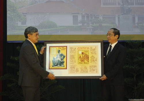 Thứ trưởng Bộ Thông tin và Truyền thông Nguyễn Minh Hồng trao tặng bức tranh Bộ tem Đại thi hào Nguyễn Du cho tỉnh Hà Tĩnh. Ảnh: TTXVN Thứ trưởng Bộ Thông tin và Truyền thông Nguyễn Minh Hồng trao tặng bức tranh Bộ tem Đại thi hào Nguyễn Du cho tỉnh Hà Tĩnh. Ảnh: TTXVN