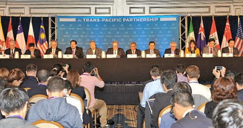 Bộ trưởng Bộ Công thương Vũ Huy Hoàng (bên phải) và Bộ trưởng Thương mại các nước tham gia đàm phán TPP họp báo chung kết thúc Hội nghị Bộ trưởng Thương mại 12 nước thành viên tham gia đàm phán Hiệp định Đối tác xuyên Thái Bình Dương (TPP), diễn ra ở thành phố Atlanta (Mỹ). Ảnh: TTXVN Bộ trưởng Bộ Công thương Vũ Huy Hoàng (bên phải) và Bộ trưởng Thương mại các nước tham gia đàm phán TPP họp báo chung kết thúc Hội nghị Bộ trưởng Thương mại 12 nước thành viên tham gia đàm phán Hiệp định Đối tác xuyên Thái Bình Dương (TPP), diễn ra ở thành phố Atlanta (Mỹ). Ảnh: TTXVN