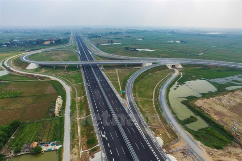 Dự án bao gồm đường gom hai bên để kết nối các đường dân sinh địa phương. Tổng chiều dài đường gom là 164,8km.