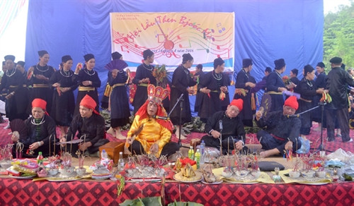 Hội Lẩu Then trở nên sôi động khi có các điệu múa phụ họa. Hội Lẩu Then trở nên sôi động khi có các điệu múa phụ họa.