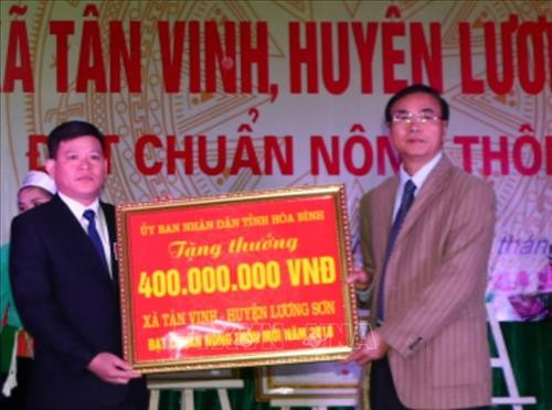 Đồng chí Hoàng Văn Tứ, Phó Chủ tịch Thường trực Hội đồng nhân dân tỉnh Hòa Bình trao Bằng công nhận xã Tân Vinh đạt chuẩn nông thôn mới và phần thưởng 400 triệu đồng của tỉnh. Ảnh: Nhan Sinh- TTXVN Đồng chí Hoàng Văn Tứ, Phó Chủ tịch Thường trực Hội đồng nhân dân tỉnh Hòa Bình trao Bằng công nhận xã Tân Vinh đạt chuẩn nông thôn mới và phần thưởng 400 triệu đồng của tỉnh. Ảnh: Nhan Sinh- TTXVN