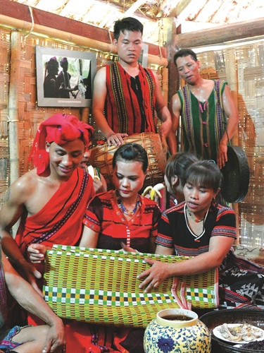 Trao đồ mừng cho nhà cô dâu