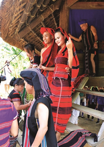 Lễ cưới truyền thống của người Pa Kô được tổ chức tại nhà trai và nhà gái