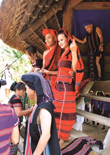 Lễ cưới truyền thống của người Pa Kô được tổ chức tại nhà trai và nhà gái