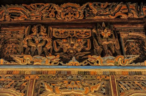 Một bức tranh sống động được chạm khắc lên gỗ do các nghệ nhân từ thế kỷ 17 thể hiện nét cổ kính, di sản quý giá còn lưu giữ lại được hàng trăm năm qua trong đền. Ảnh: Minh Đức - TTXVN Một bức tranh sống động được chạm khắc lên gỗ do các nghệ nhân từ thế kỷ 17 thể hiện nét cổ kính, di sản quý giá còn lưu giữ lại được hàng trăm năm qua trong đền. Ảnh: Minh Đức - TTXVN