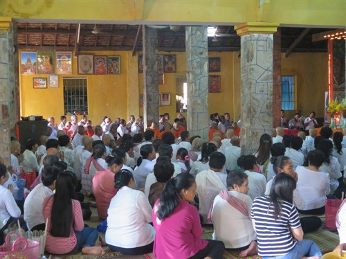 Khung cảnh hành lễ trong ngôi chùa của Phật tử và sư sãi Khmer