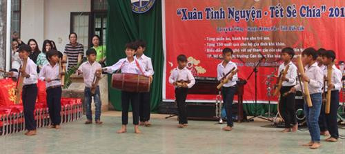 Đội chiêng nhí của Trường Tiểu học Đinh Núp biểu diễn tại chương trình Xuân tình nguyện - Tết sẻ chia năm 2019. Ảnh: baodaklak.vn Đội chiêng nhí của Trường Tiểu học Đinh Núp biểu diễn tại chương trình Xuân tình nguyện - Tết sẻ chia năm 2019. Ảnh: baodaklak.vn