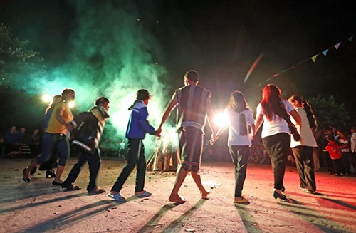 Người dân cùng vui ngày hội đoàn kết tại buôn Diom A với vũ điệu Arya Người dân cùng vui ngày hội đoàn kết tại buôn Diom A với vũ điệu Arya