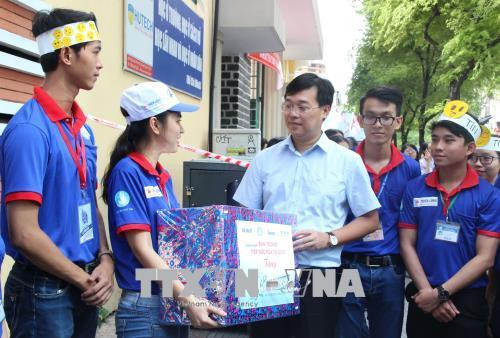 Bí thư thứ nhất Trung ương Đoàn Lê Quốc Phong tặng quà cho sinh viên tình nguyện tại điểm thi Trường trung học phổ thông chuyên Trần Đại Nghĩa. Ảnh: Xuân Dự - TTXVN