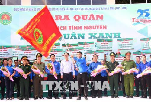 Trao cờ lệnh ra quân chiến dịch tình nguyện Hành quân xanh lần thứ 12 năm 2018. Ảnh: Xuân Dự - TTXVN Trao cờ lệnh ra quân chiến dịch tình nguyện Hành quân xanh lần thứ 12 năm 2018. Ảnh: Xuân Dự - TTXVN