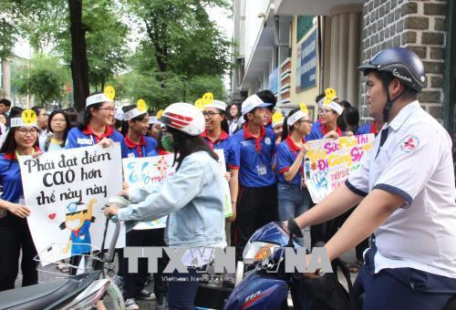 Sinh viên tình nguyện tại điểm thi Trường trung học phổ thông chuyên Trần Đại Nghĩa, Quận 1. Ảnh: Xuân Dự - TTXVN