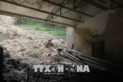 Cảnh tan hoang của gia đình nhà ông Dương Ngọc Hưng chủ trang trại nuôi cá nước lạnh tại bản Chu Va 12, xã Sơn Bình, huyện Tam Đường hiện đang mất tích do bị lũ cuốn trôi. Ảnh: Quý Trung – TTXVN Cảnh tan hoang của gia đình nhà ông Dương Ngọc Hưng chủ trang trại nuôi cá nước lạnh tại bản Chu Va 12, xã Sơn Bình, huyện Tam Đường hiện đang mất tích do bị lũ cuốn trôi. Ảnh: Quý Trung – TTXVN