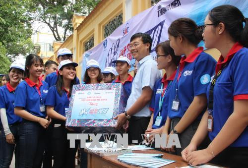 Bí thư thứ nhất Trung ương Đoàn Lê Quốc Phong tặng quà cho sinh viên tình nguyện tại điểm thi Trường trung học phổ thông Marie Curie. Ảnh: Xuân Dự - TTXVN