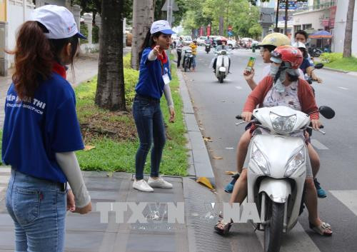 Sinh viên tình nguyện tại điểm thi Trường trung học phổ thông Marie Curie, Quận 3. Ảnh: Xuân Dự - TTXVN