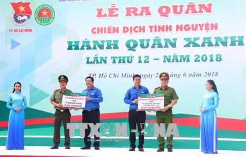 Đoàn thanh niên Công an, Đoàn thanh niên Cảnh sát phòng cháy chữa cháy, Đoàn thành niên Bộ Tư lệnh Thành phố Hồ Chí Minh tặng “nhà đồng đội” cho các chiến sĩ công an, bộ đội có hoàn cảnh khó khăn. Ảnh: Xuân Dự - TTXVN Đoàn thanh niên Công an, Đoàn thanh niên Cảnh sát phòng cháy chữa cháy, Đoàn thành niên Bộ Tư lệnh Thành phố Hồ Chí Minh tặng “nhà đồng đội” cho các chiến sĩ công an, bộ đội có hoàn cảnh khó khăn. Ảnh: Xuân Dự - TTXVN