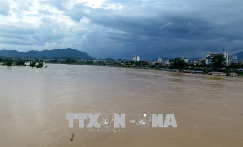 Hiện mực nước lũ thượng nguồn sông Lô đang dao động ở mức cao và lên nhanh, dự báo mực nước trên sông Lô có khả năng đạt đỉnh ở mức 20,9 m (dưới báo động I: 1,1m) vào chiều tối 25/6/2018. Ảnh: Văn Tý-TTXVN. Hiện mực nước lũ thượng nguồn sông Lô đang dao động ở mức cao và lên nhanh, dự báo mực nước trên sông Lô có khả năng đạt đỉnh ở mức 20,9 m (dưới báo động I: 1,1m) vào chiều tối 25/6/2018. Ảnh: Văn Tý-TTXVN.