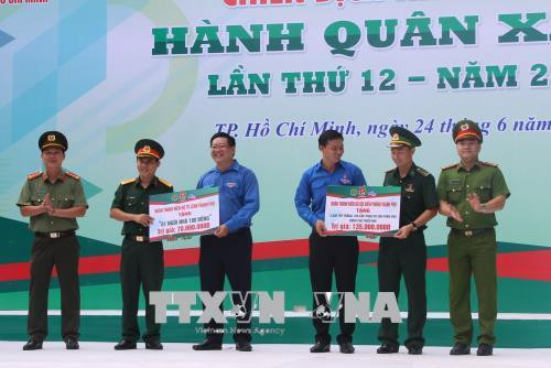 Đoàn thanh niên Công an, Đoàn thanh niên Cảnh sát phòng cháy chữa cháy, Đoàn thành niên Bộ Tư lệnh Thành phố Hồ Chí Minh tặng “nhà đồng đội” cho các chiến sĩ công an, bộ đội có hoàn cảnh khó khăn. Ảnh: Xuân Dự - TTXVN Đoàn thanh niên Công an, Đoàn thanh niên Cảnh sát phòng cháy chữa cháy, Đoàn thành niên Bộ Tư lệnh Thành phố Hồ Chí Minh tặng “nhà đồng đội” cho các chiến sĩ công an, bộ đội có hoàn cảnh khó khăn. Ảnh: Xuân Dự - TTXVN