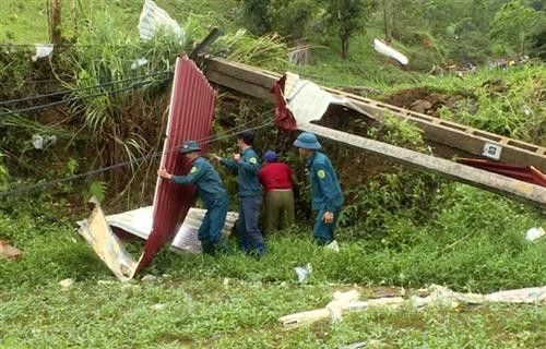 Lực lượng chức năng huyện Bảo Thắng (Lào Cai) giúp nhân dân địa phương khắc phục hậu quả do mưa lũ gây ra. Ảnh: Quốc Khánh - TTXVN Lực lượng chức năng huyện Bảo Thắng (Lào Cai) giúp nhân dân địa phương khắc phục hậu quả do mưa lũ gây ra. Ảnh: Quốc Khánh - TTXVN