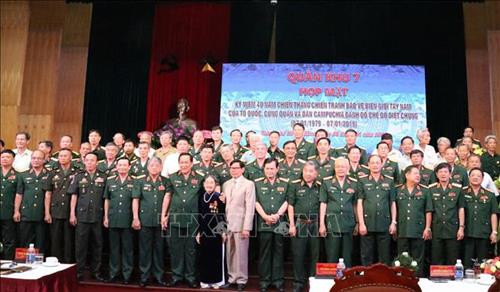 Các đại biểu tham dự chụp ảnh lưu niệm cùng các tướng lĩnh nguyên lãnh đạo Bộ Quốc phòng, lãnh đạo, nguyên lãnh đạo Quân khu 7 và các đại biểu Campuchia. Ảnh: Xuân Khu-TTXVN Các đại biểu tham dự chụp ảnh lưu niệm cùng các tướng lĩnh nguyên lãnh đạo Bộ Quốc phòng, lãnh đạo, nguyên lãnh đạo Quân khu 7 và các đại biểu Campuchia. Ảnh: Xuân Khu-TTXVN