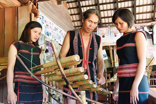 Rơ Châm H'Mút - Người giữ hồn chiêng Jrai ảnh 9 Rơ Châm H'Mút - Người giữ hồn chiêng Jrai ảnh 9