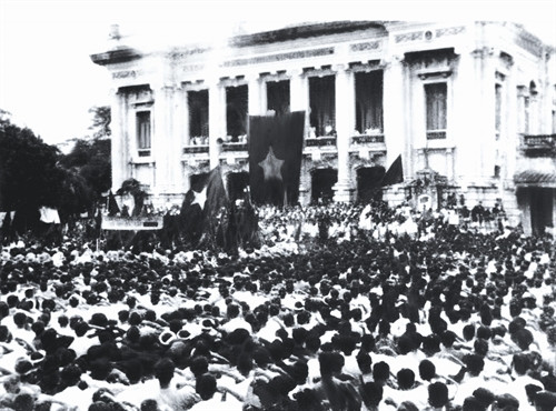 Ngày 2/9/1945, tại Quảng trường Ba Đình (Hà Nội), Chủ tịch Hồ Chí Minh thay mặt Chính phủ lâm thời đọc bản Tuyên ngôn Độc lập khai sinh nước Việt Nam Dân chủ Cộng hòa. Ảnh: Tư liệu TTXVN Đánh chiếm Bắc Bộ Phủ - Tổng khởi nghĩa giành chính quyền tại Hà Nội tháng 8/1945. Ảnh: Tư liệu TTXVN Cuộc mít tinh phát động khởi nghĩa giành chính quyền do Mặt trận Việt Minh tổ chức tại Nhà hát lớn Hà Nội ngày 19/8/1945. Ảnh: Tư liệu TTXVN Đại tướng Võ Nguyên Giáp đọc Quân lệnh số 1 Quyết định thành lập Đội Việt Nam Tuyên truyền Giải phóng quân ngày 22/12/1944. Ảnh: Tư liệu TTXVN Nhân dân Sài Gòn nổi dậy giành chính quyền tháng 8/1945. Ảnh: Tư liệu TTXVN Quảng trường Ba Đình (Hà Nội) ngày 2/9/1945. Ảnh: Tư liệu TTXVN Chiếc bàn lịch sử nơi Chủ tịch Hồ Chí Minh khởi thảo bản Tuyên ngôn Độc lập ở ngôi nhà số 48 Hàng Ngang (Hà Nội). Ảnh: Ngọc Kỳ