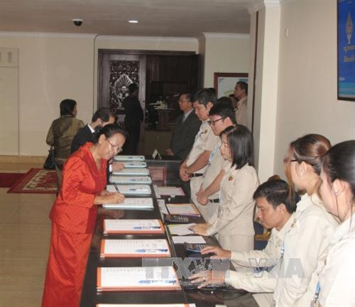 Các Nghị sỹ CPP đăng ký tham dự phiên họp. Ảnh: Chanh Đa-Phóng viên TTXVN tại Campuchia