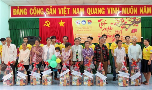 Tặng quà Tết cho hộ nghèo và gia đình chính sách xã An Ngãi Tây, huyện Ba Tri, tỉnh Bến Tre