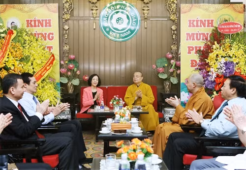 Đồng chí Trương Thị Mai, Uỷ viên Bộ Chính trị, Bí thư Trung ương Đảng, Trưởng Ban Dân vận Trung ương làm trưởng đoàn đến chúc mừng Trung ương Giáo hội Phật giáo Việt Nam tại Chùa Quán Sứ, Hà Nội. Ảnh: Nguyễn Dân - TTXVN