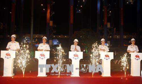 Nghi thức bấm nút phát lệnh làm hàng đầu xuân Mậu Tuất 2018 tại Cảng Tân Cảng - Cát Lái (Thành phố Hồ Chí Minh). Ảnh: Hoàng Hải-TTXVN