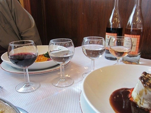 Đồ uống không đá: Khi tới một nhà hàng Pháp, bồi bàn sẽ phục vụ bạn một ly nước. Đừng mong đợi và thậm chí đừng hỏi xin thêm đá.