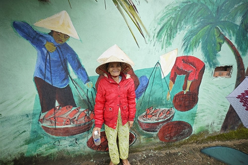 Vốn là làng chài nghèo, sau khi có “ngôi làng bích họa”, Tam Thanh trở thành điểm du lịch hấp dẫn. Những bức tường cũ kĩ của làng chài tươi sáng hơn nhờ các tác phẩm hội họa. Đây là kết quả của dự án do UBND thành phố Tam Kỳ phối hợp với Quỹ giao lưu quốc tế Hàn Quốc thực hiện. Đặt chân tới đây, mọi người dễ dàng bắt gặp các tác phẩm đặc sắc, khắc họa cuộc sống của những người dân ven biển, cùng nhiều bức tranh sống động như thật. Người dân ở đây rất thân thiện và mến khách. Phong cảnh biển là đề tài chủ đạo của những bức vẽ tại “ngôi làng bích họa”. Những bức tranh ngộ nghĩnh, đáng yêu khiến nhiều du khách mong muốn được đến đây. Vốn là làng chài nghèo, sau khi có “ngôi làng bích họa”, Tam Thanh trở thành điểm du lịch hấp dẫn. Những bức tường cũ kĩ của làng chài tươi sáng hơn nhờ các tác phẩm hội họa. Đây là kết quả của dự án do UBND thành phố Tam Kỳ phối hợp với Quỹ giao lưu quốc tế Hàn Quốc thực hiện. Đặt chân tới đây, mọi người dễ dàng bắt gặp các tác phẩm đặc sắc, khắc họa cuộc sống của những người dân ven biển, cùng nhiều bức tranh sống động như thật. Người dân ở đây rất thân thiện và mến khách. Phong cảnh biển là đề tài chủ đạo của những bức vẽ tại “ngôi làng bích họa”. Những bức tranh ngộ nghĩnh, đáng yêu khiến nhiều du khách mong muốn được đến đây.
