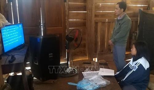 Trường THCS Pa Vệ Sủ, huyện Mường Tè (Lai Châu) tổ chức cho học sinh học trực tuyến tại nhà. Ảnh: Việt Hoàng – TTXVN Trường THCS Pa Vệ Sủ, huyện Mường Tè (Lai Châu) tổ chức cho học sinh học trực tuyến tại nhà. Ảnh: Việt Hoàng – TTXVN