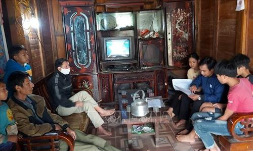 Giáo viên Trường THCS xã Mù Cả, huyện Mường Tè (Lai Châu) đến tận các hộ gia đình vận động học sinh tham gia học trực tuyến, học qua mạng. Ảnh: Việt Hoàng – TTXVN Giáo viên Trường THCS xã Mù Cả, huyện Mường Tè (Lai Châu) đến tận các hộ gia đình vận động học sinh tham gia học trực tuyến, học qua mạng. Ảnh: Việt Hoàng – TTXVN