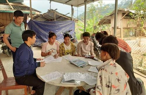 Giáo viên Trường THCS xã Mù Cả, huyện Mường Tè (Lai Châu) tổ chức hướng dẫn giao bài tập và thu bài cho học sinh ở các bản vùng sâu vùng xa. Ảnh: Việt Hoàng – TTXVN Giáo viên Trường THCS xã Mù Cả, huyện Mường Tè (Lai Châu) tổ chức hướng dẫn giao bài tập và thu bài cho học sinh ở các bản vùng sâu vùng xa. Ảnh: Việt Hoàng – TTXVN