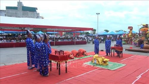 Phần tế lễ, đọc chúc văn tưởng nhớ công đức của tiền nhân, tiên tổ đã có công khai phá và xây dựng vùng đất Sầm Sơn. Ảnh: Khiếu Tư-TTXVN