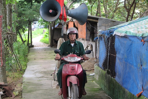 Ông Phạm Ngọc Chiêng tuyên truyền về trật tự an toàn giao thông trên các nẻo đường.