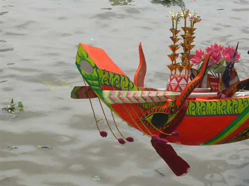 Người Khmer tin rằng, trong lúc thi đấu, ghe ngo sẽ lao đi với tốc độ nhanh như con vật được chọn làm biểu trưng ghe