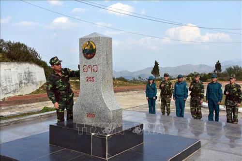 Cán bộ, chiến sĩ đồn Biên phòng phòng cửa khẩu Lóng Sập kiểm tra cột mốc chủ quyền. Ảnh: Hữu Quyết – TTXVN Cán bộ, chiến sĩ đồn Biên phòng phòng cửa khẩu Lóng Sập kiểm tra cột mốc chủ quyền. Ảnh: Hữu Quyết – TTXVN