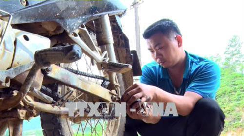 Anh Đinh Văn Hoàng, người dân thôn Măng Khênh, xã Đăk Man, huyện Đăk Glei- một trong những người dân tiêu biểu có nhiều đóng góp vào công tác cứu hộ, cứu nạn trên đỉnh đèo Lò Xo. Ảnh: Quang Thái- TTXVN Anh Đinh Văn Hoàng, người dân thôn Măng Khênh, xã Đăk Man, huyện Đăk Glei- một trong những người dân tiêu biểu có nhiều đóng góp vào công tác cứu hộ, cứu nạn trên đỉnh đèo Lò Xo. Ảnh: Quang Thái- TTXVN