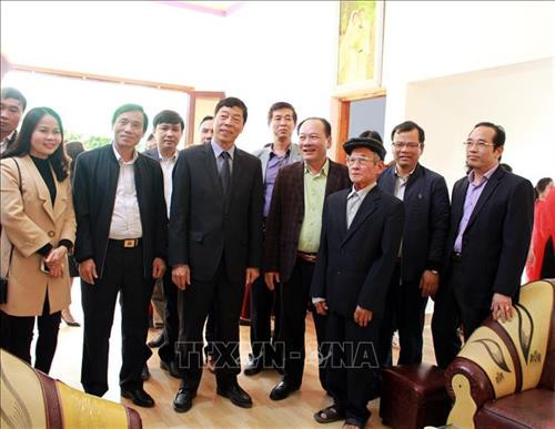 Bí Thư Tỉnh ủy Bắc Giang Bùi Văn Hải (bên phải) trao quà cho gia đình ông Vũ Trí Vụ. Ảnh: Đồng Thúy-TTXVN Bí Thư Tỉnh ủy Bắc Giang Bùi Văn Hải (bên phải) trao quà cho gia đình ông Vũ Trí Vụ. Ảnh: Đồng Thúy-TTXVN