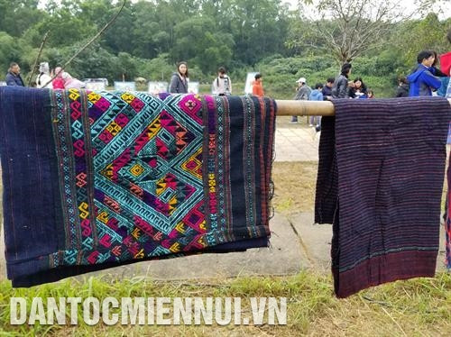 Sản phẩm thổ cẩm của phụ nữ Lào. Ảnh: Hoàng Tâm Sản phẩm thổ cẩm của phụ nữ Lào. Ảnh: Hoàng Tâm