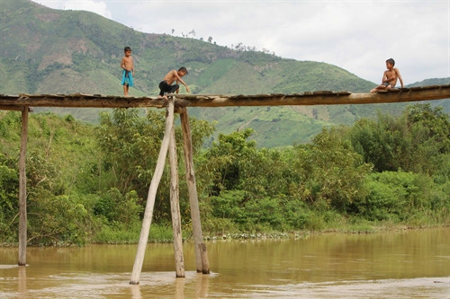 Trẻ em chơi trên cầu dân sinh và nhảy xuống tắm sông ở huyện Krông Bông (Đắk Lắk) tiềm ẩn nhiều nguy cơ tai nạn đuối nước
