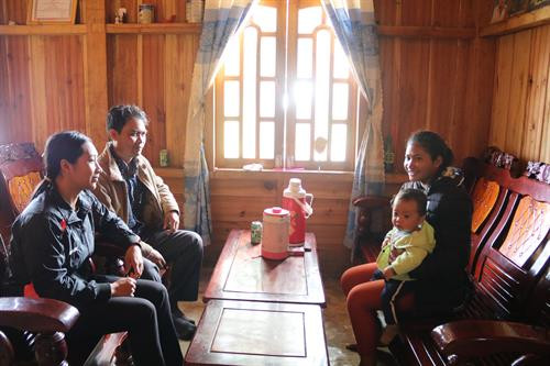 Cán bộ huyện, xã đến tuyên truyền về tác hại của hôn nhân cận huyết thống để đồng bào tránh cho thế hệ sau. Ảnh: Nam Sương - TTXVN